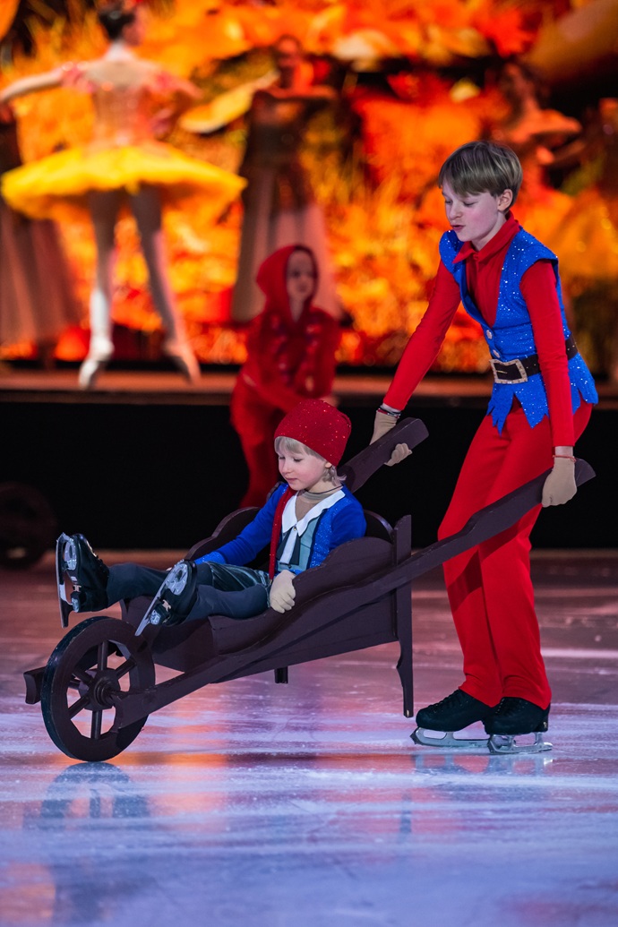 В Москве с аншлагом прошла премьера ледового шоу «Белоснежка» Евгения Плющенко и Яны Рудковской