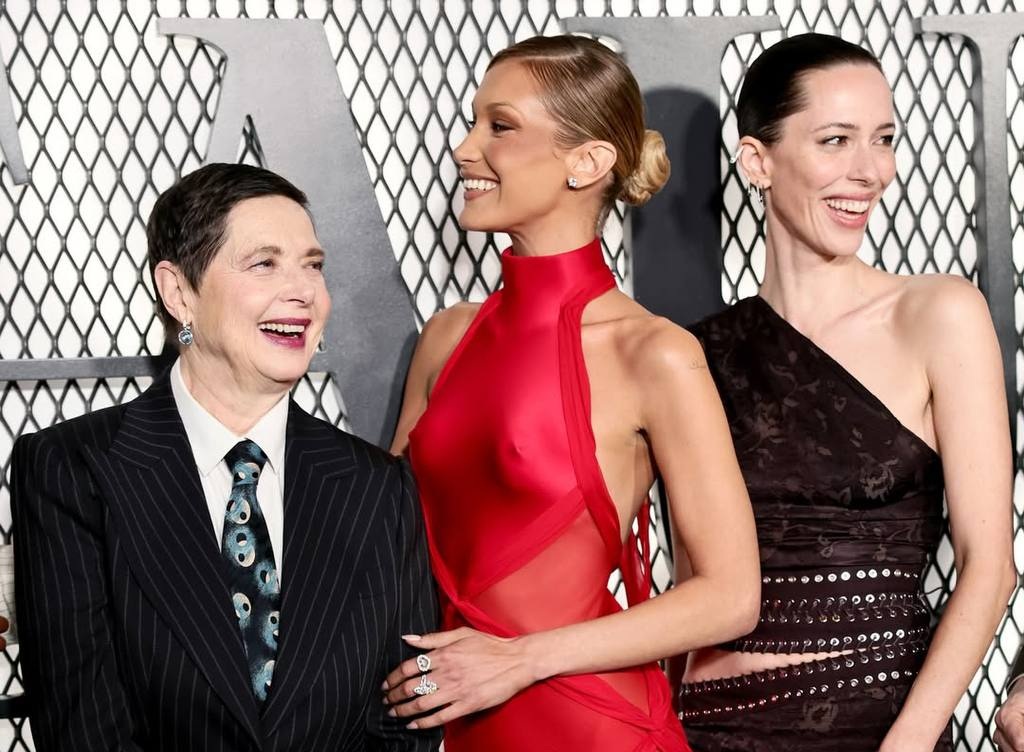 Ослепительная Белла Хадид стала главной звездой на премьере сериала со своим участием Ослепительная Белла Хадид стала главной звездой на премьере сериала со своим участием