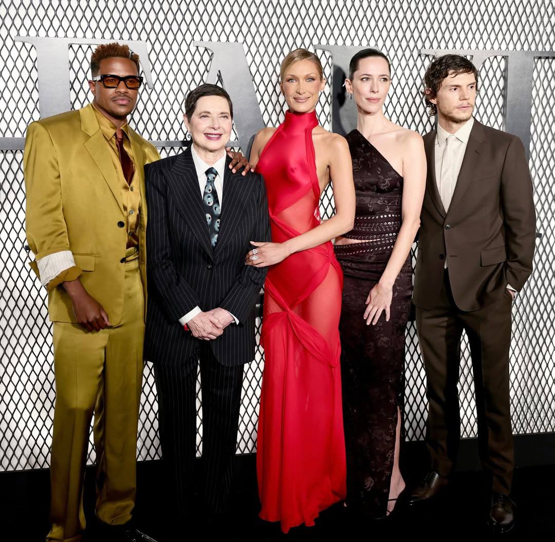 Ослепительная Белла Хадид стала главной звездой на премьере сериала со своим участием Ослепительная Белла Хадид стала главной звездой на премьере сериала со своим участием