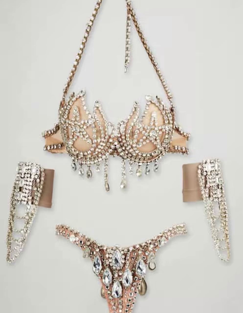 Ким Кардашьян купила бюстгальтер Бритни Спирс и отреагировала на линию нижнего белья Сидни Суини 