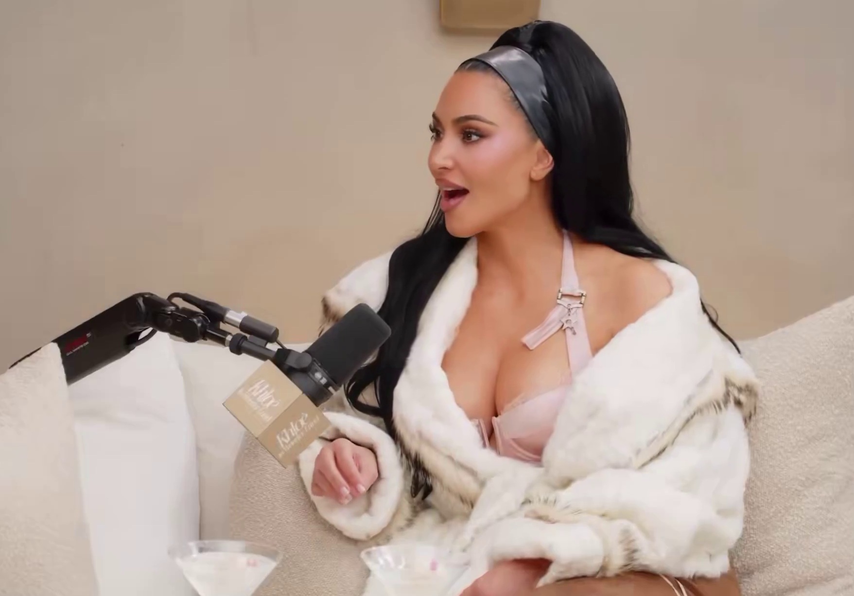 Ким Кардашьян купила бюстгальтер Бритни Спирс и отреагировала на линию нижнего белья Сидни Суини 