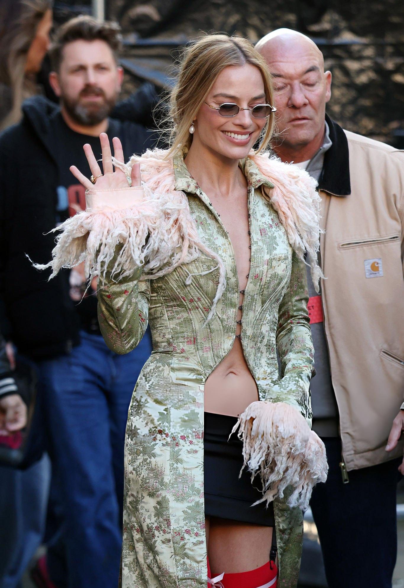 Марго Робби покоряет Лондон в сексуальном винтажном образе от Джона Гальяно  