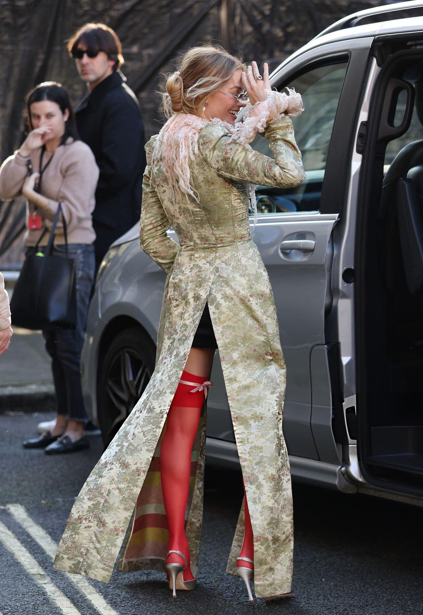 Марго Робби покоряет Лондон в сексуальном винтажном образе от Джона Гальяно  