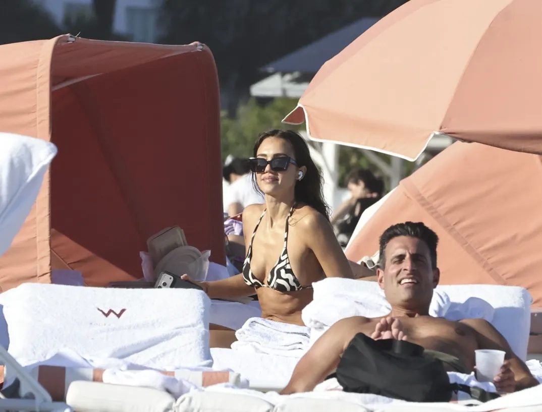 Джессика Альба и её молодой бойфренд проводят время на пляжах Майами