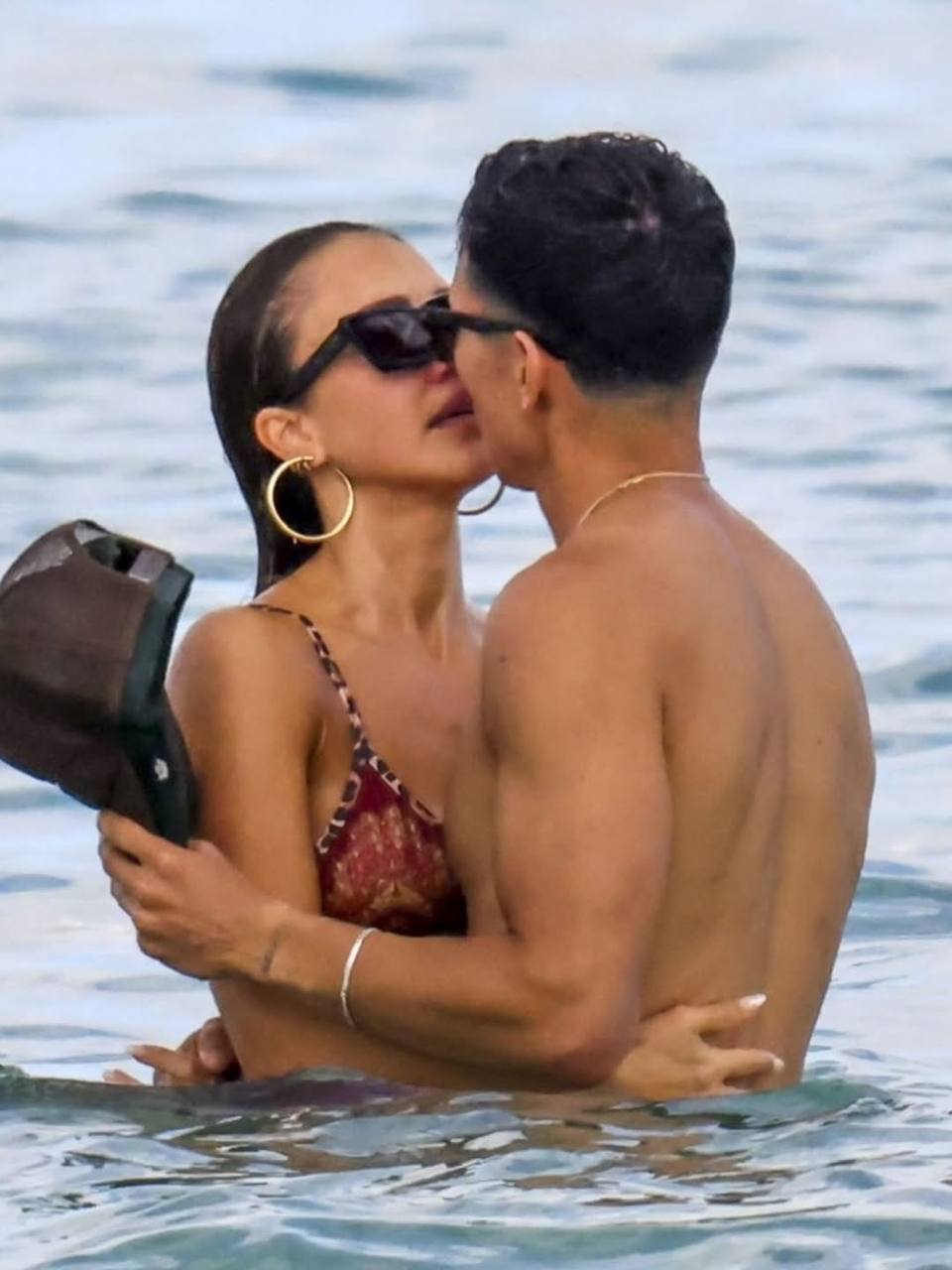 Джессика Альба и её молодой бойфренд проводят время на пляжах Майами