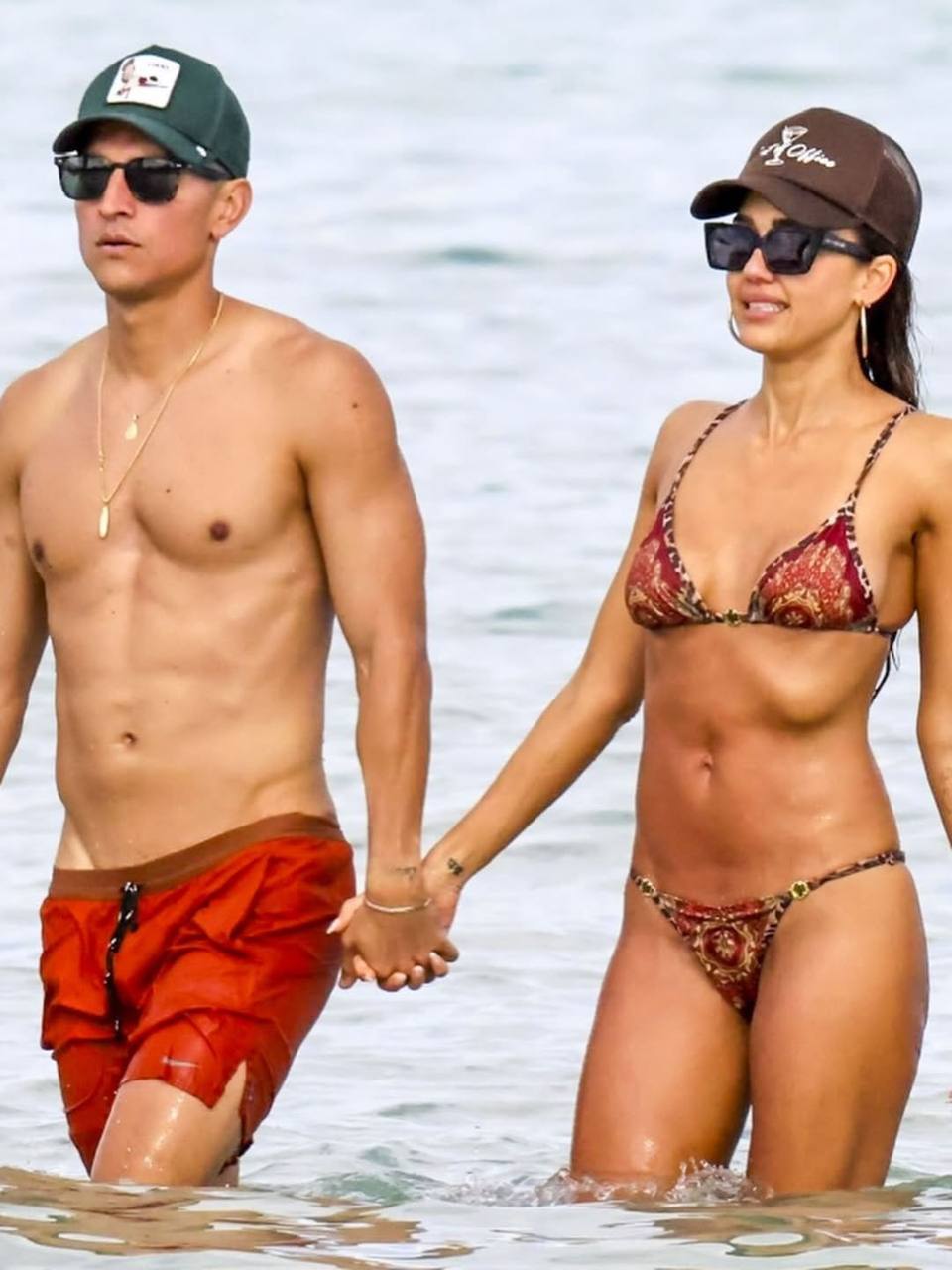 Джессика Альба и её молодой бойфренд проводят время на пляжах Майами