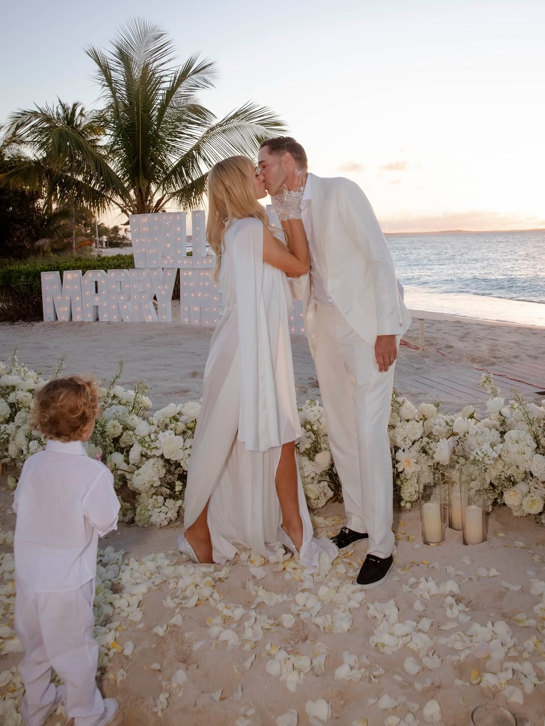 Пэрис Хилтон вновь вышла замуж. Ну, почти