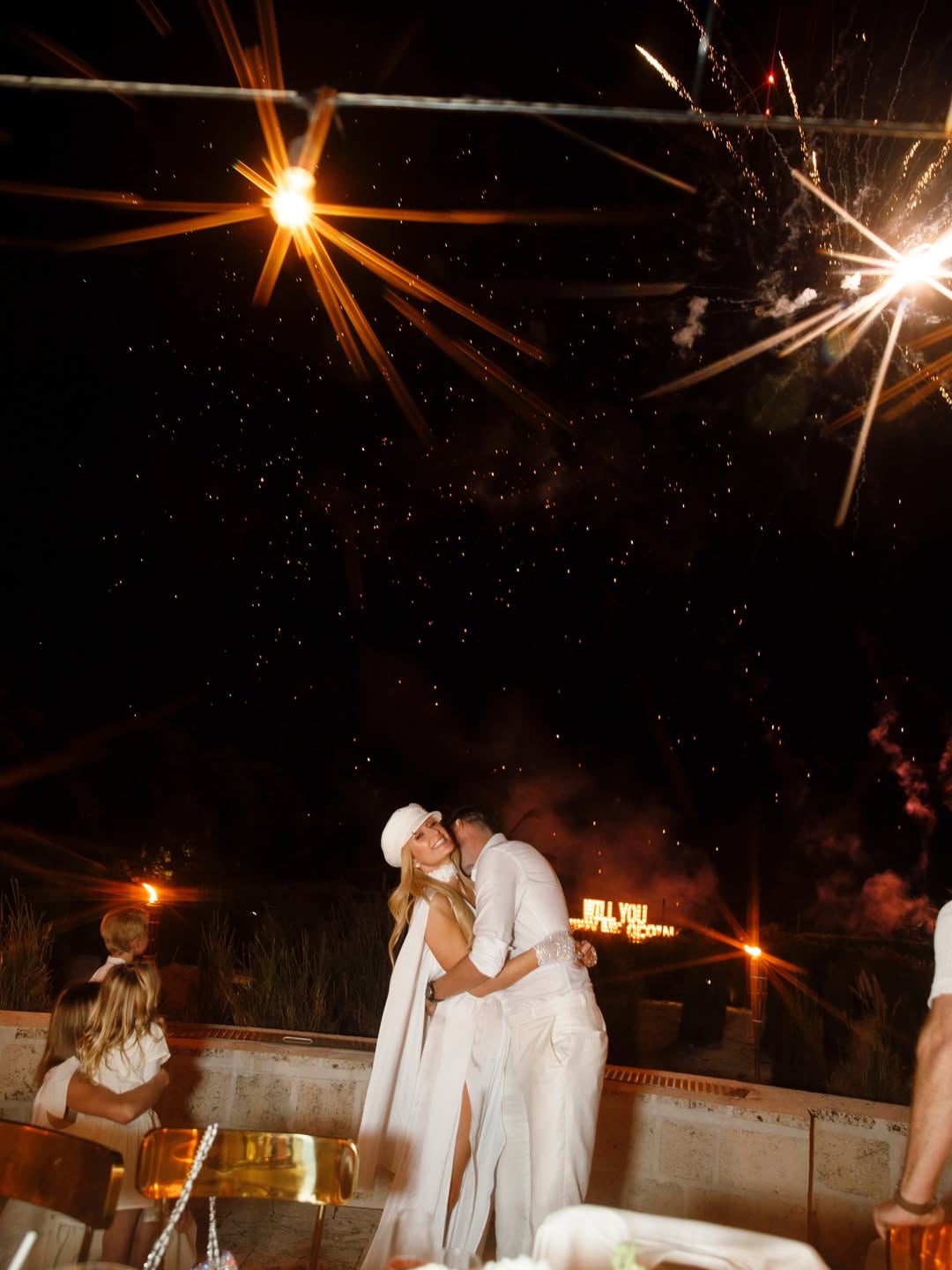 Пэрис Хилтон вновь вышла замуж. Ну, почти