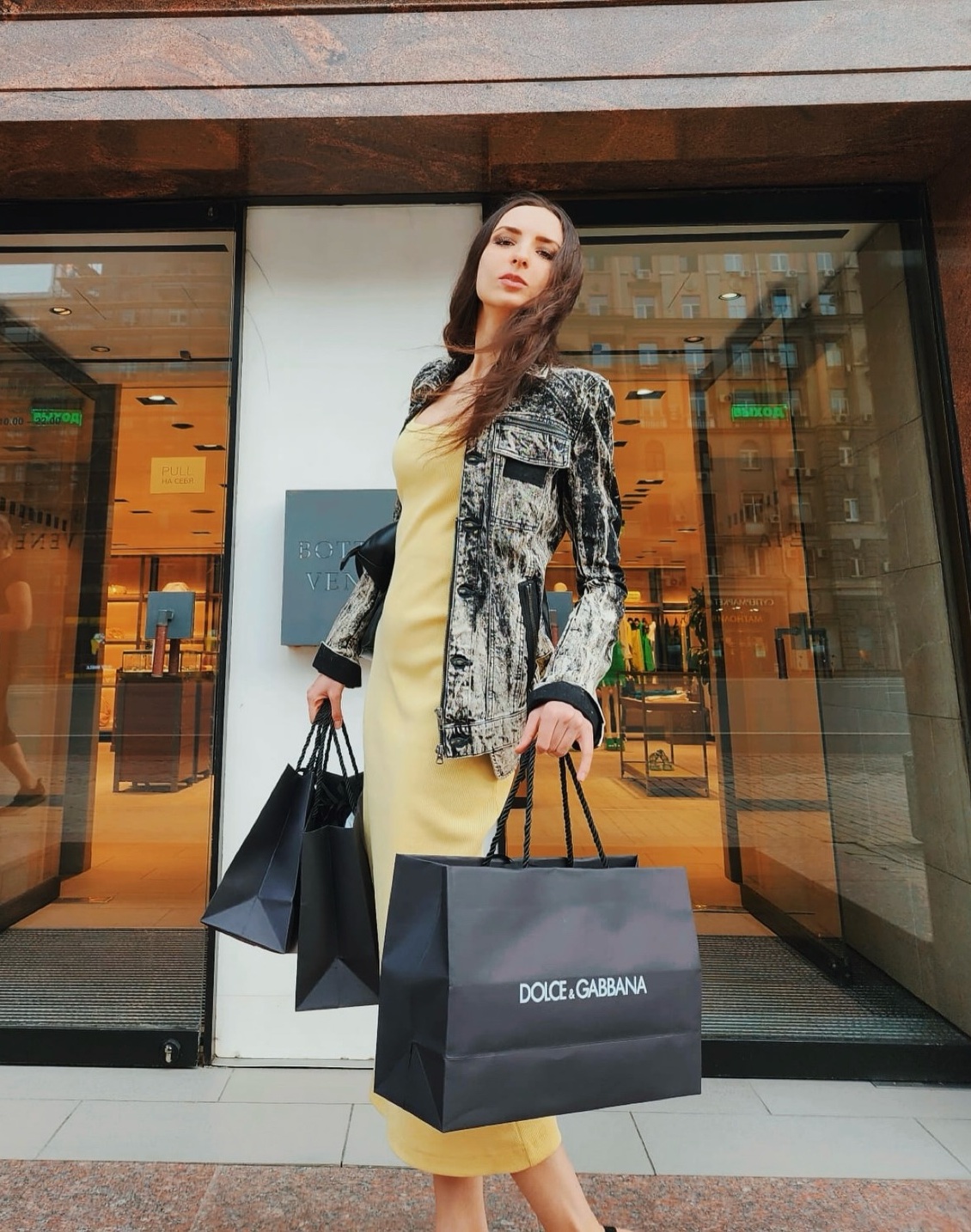 Путь к счастью долог и извилист, а жизнь – как нить:  Певица Дэя представила новый чёрно-белый хит