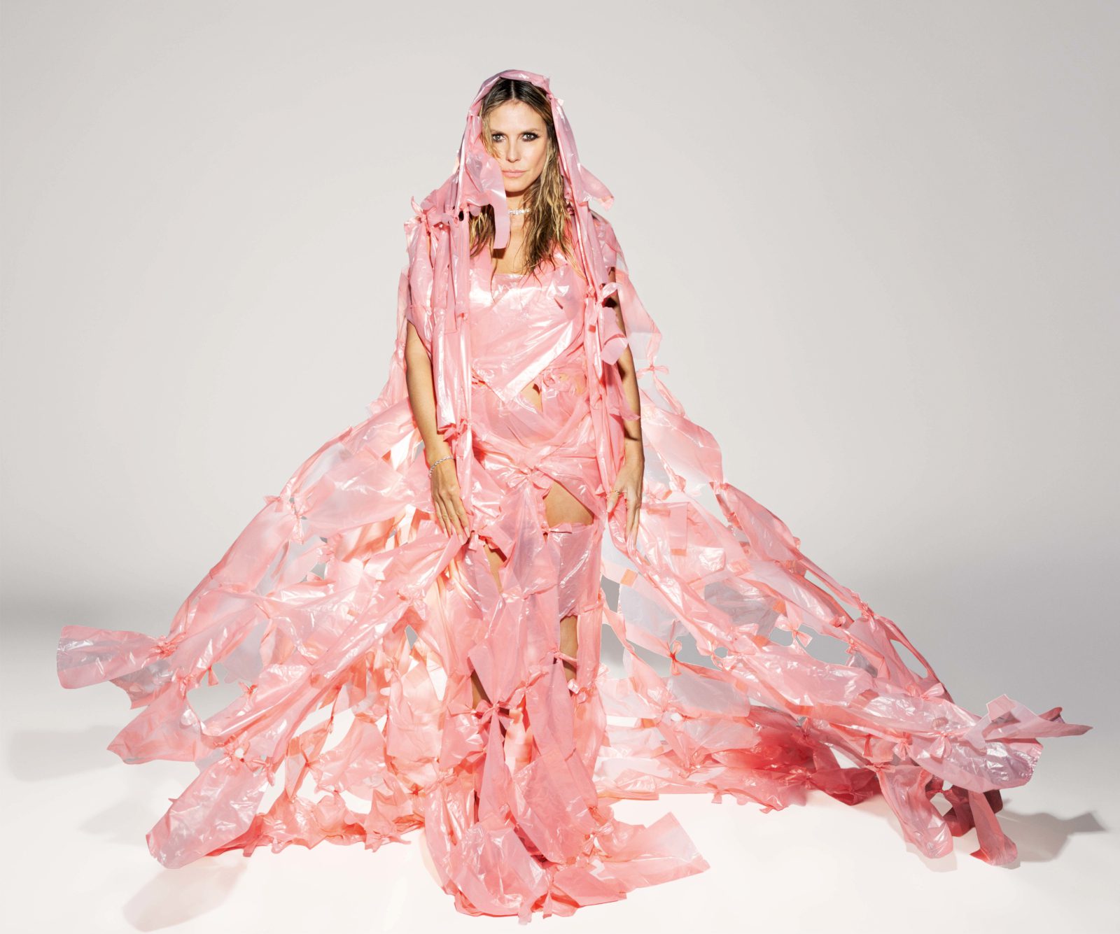 «Идея была в том, чтобы она выглядела потрясающе во всем — даже в мусорном пакете»: Хайди Клум преобразилась для Hunger Magazine