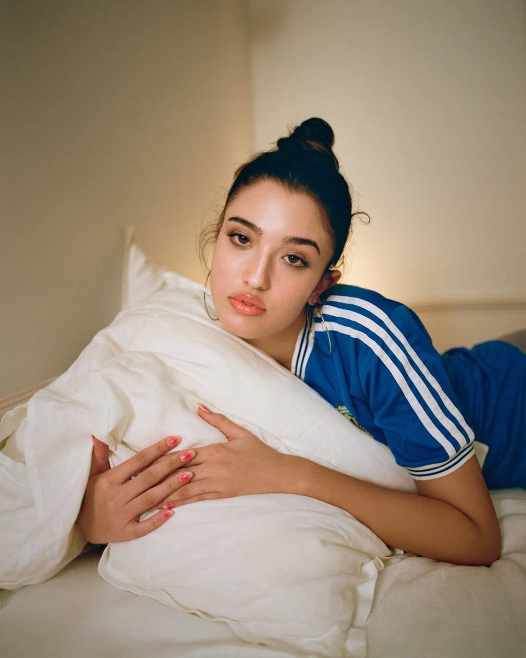 Младшая дочь Моники Беллуччи и Венсана Касселя Леони попала на обложку глянца