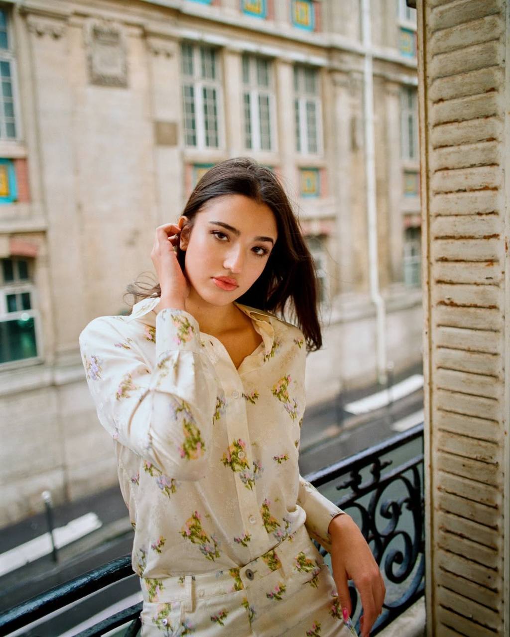 Младшая дочь Моники Беллуччи и Венсана Касселя Леони попала на обложку глянца