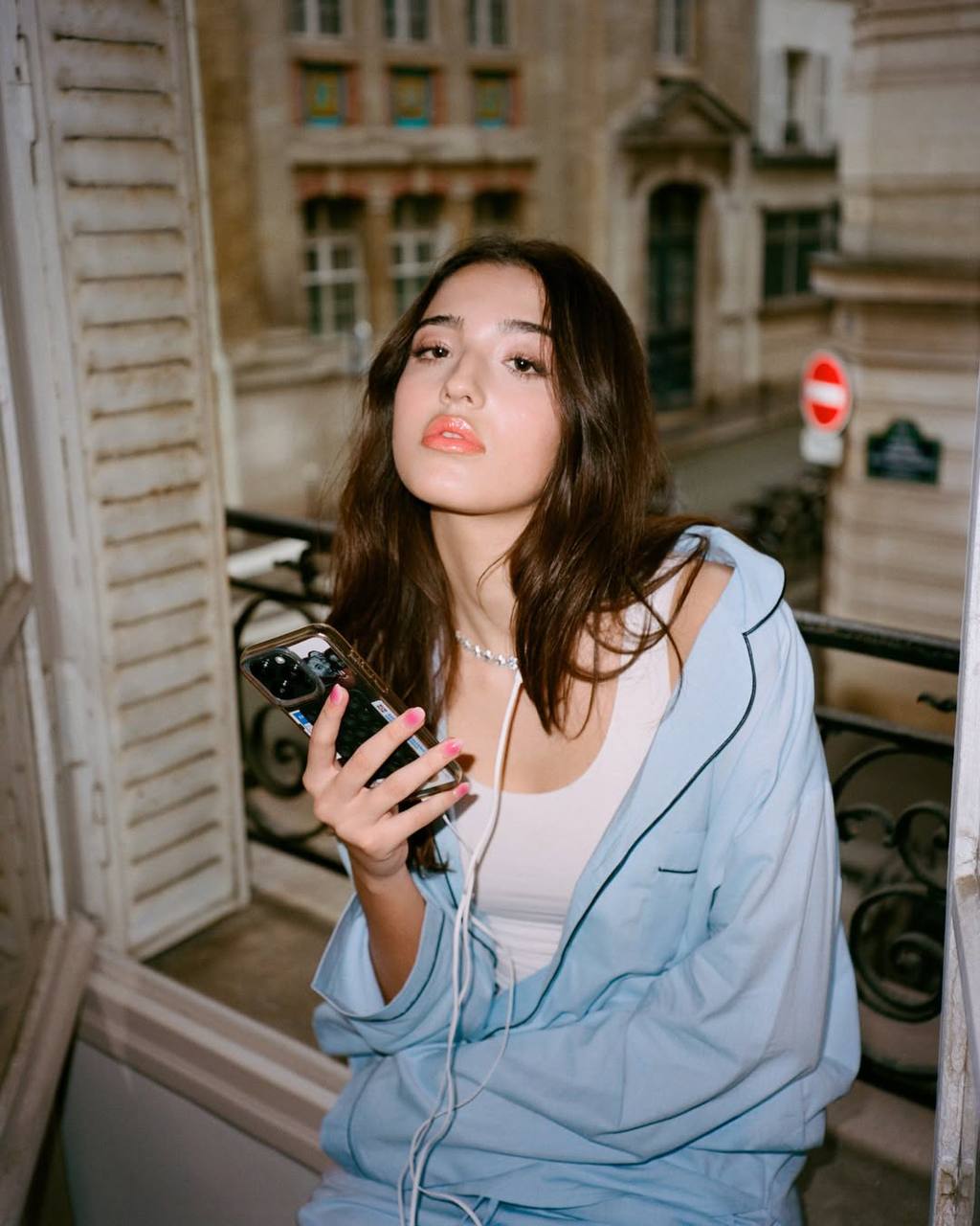 Младшая дочь Моники Беллуччи и Венсана Касселя Леони попала на обложку глянца