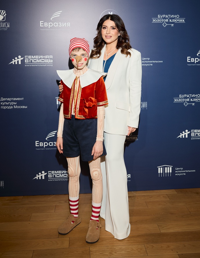 Театр объединяет поколения: Жасмин представила спектакль «Буратино и Золотой ключик» участникам программы «Московское долголетие».