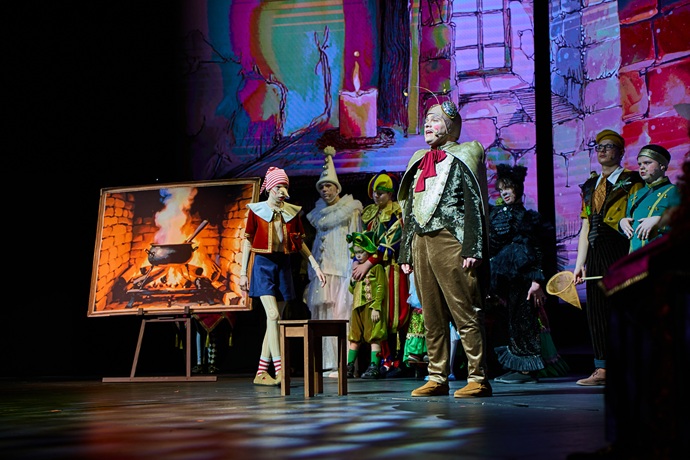 Театр объединяет поколения: Жасмин представила спектакль «Буратино и Золотой ключик» участникам программы «Московское долголетие».