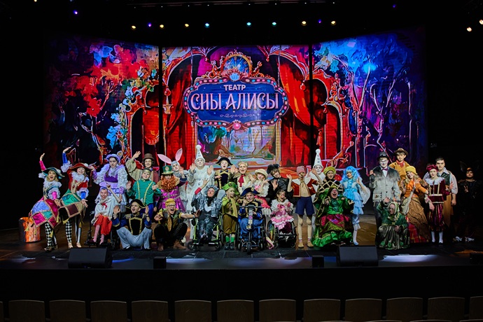 Театр объединяет поколения: Жасмин представила спектакль «Буратино и Золотой ключик» участникам программы «Московское долголетие».