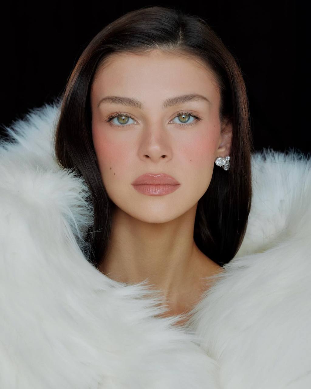 Никола Пельтц попала сразу на 4 обложки испанского ELLE