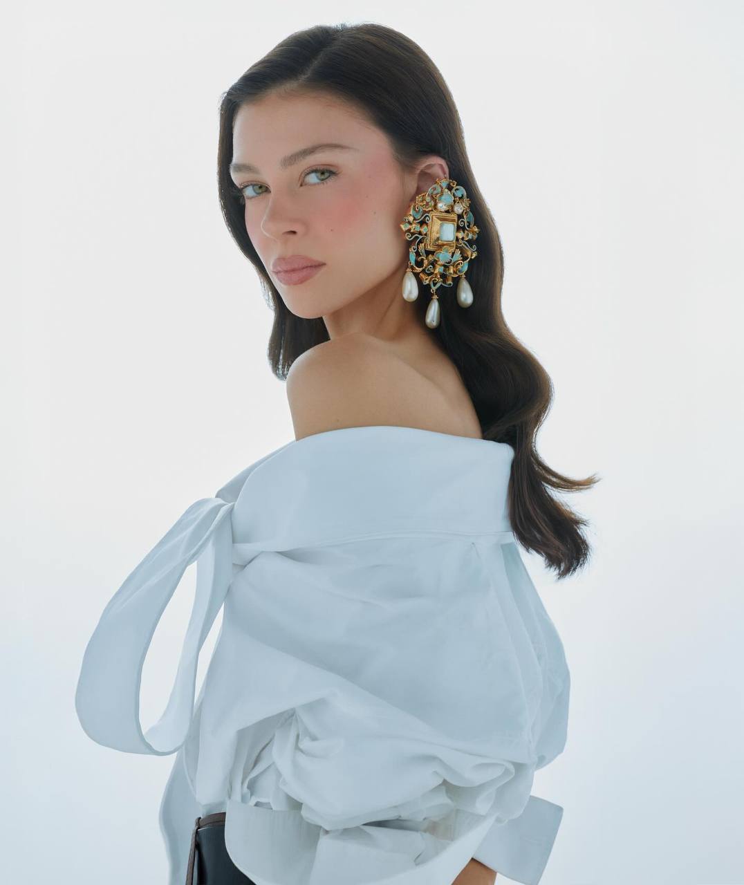 Никола Пельтц попала сразу на 4 обложки испанского ELLE