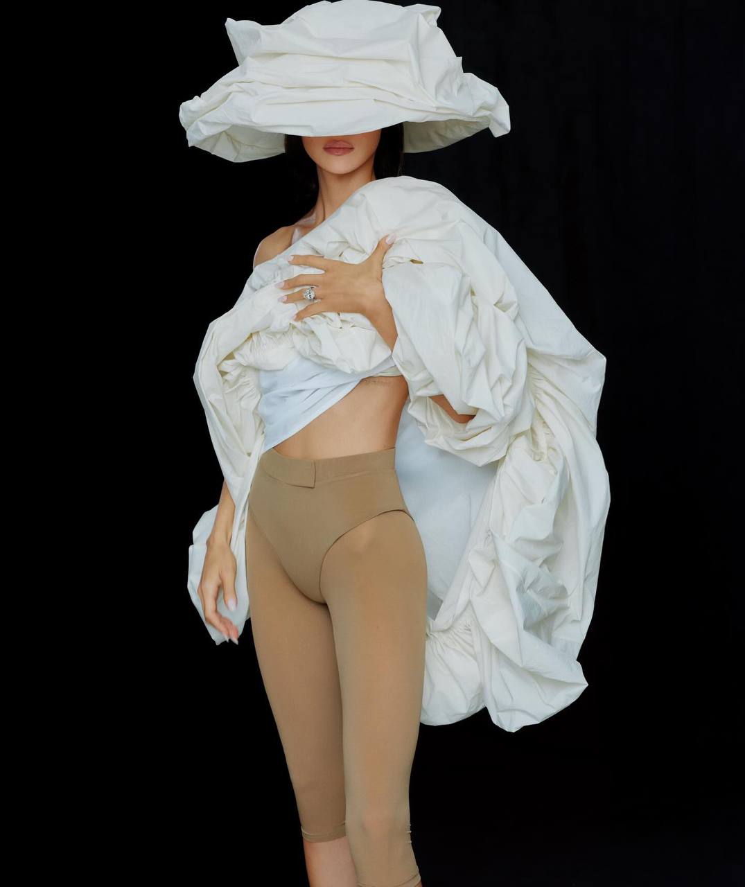 Никола Пельтц попала сразу на 4 обложки испанского ELLE