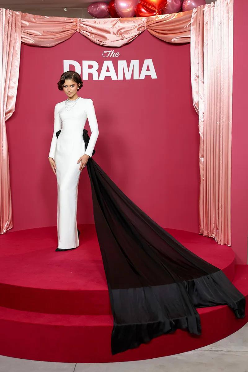 «Что-то старое, что-то новое, что-то взятое взаймы и что-то синее»: промо-тур Зендеи проходит согласно английской поговорке