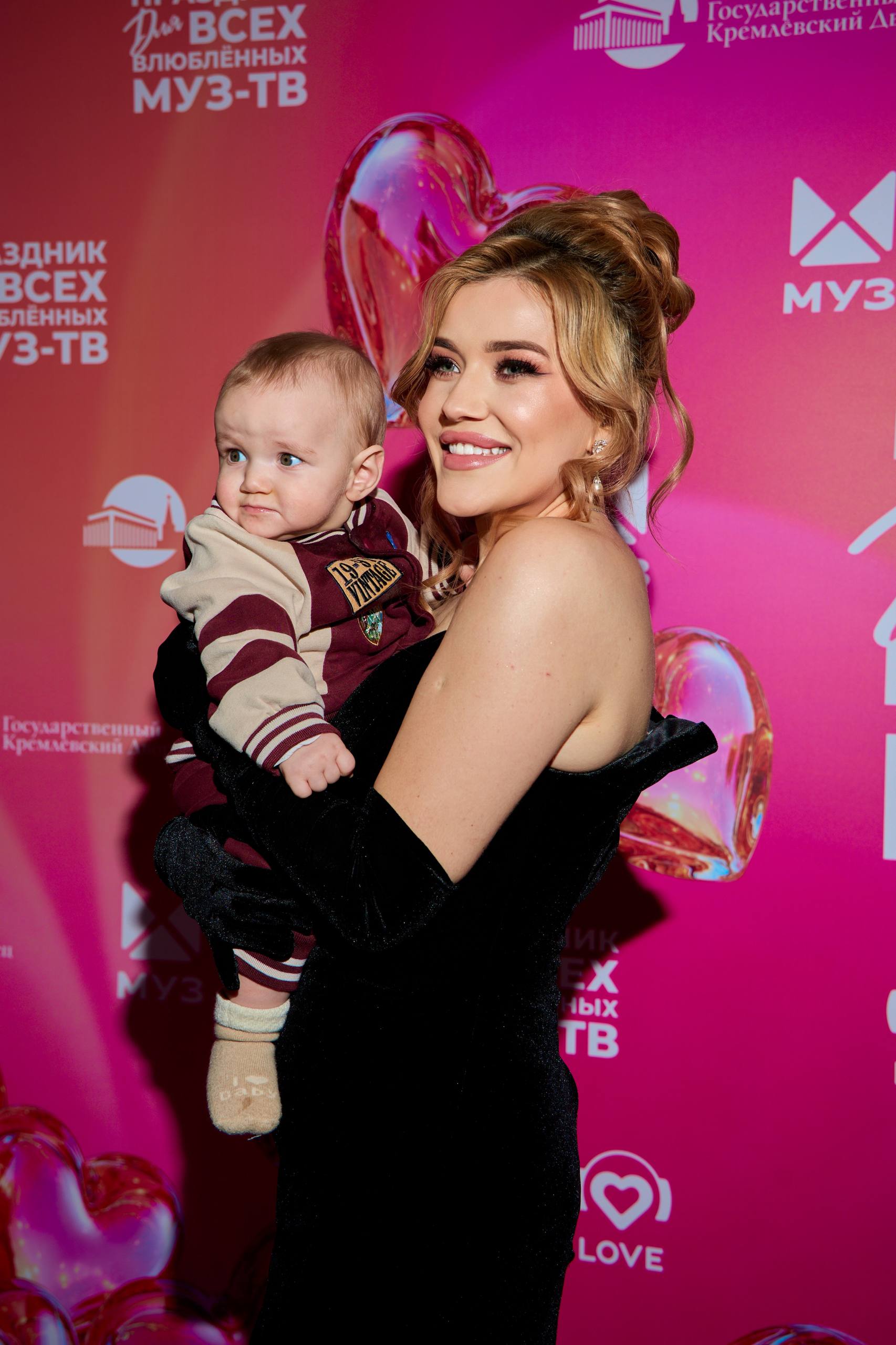 «Она не выбирала между материнством и сценой — она взяла всё»: певица Анастасия Stone поделилась своим личным успехом