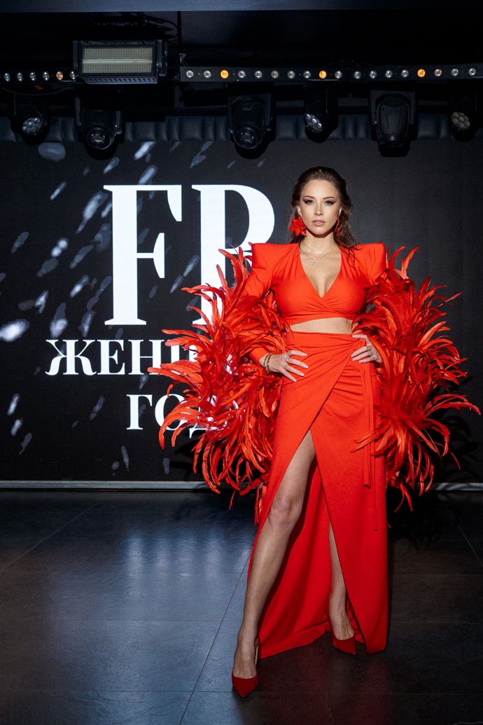 Белое сияние vs Красный перформанс: VOICE выбирает лучшие выходы на премии «Женщина года — 2026»