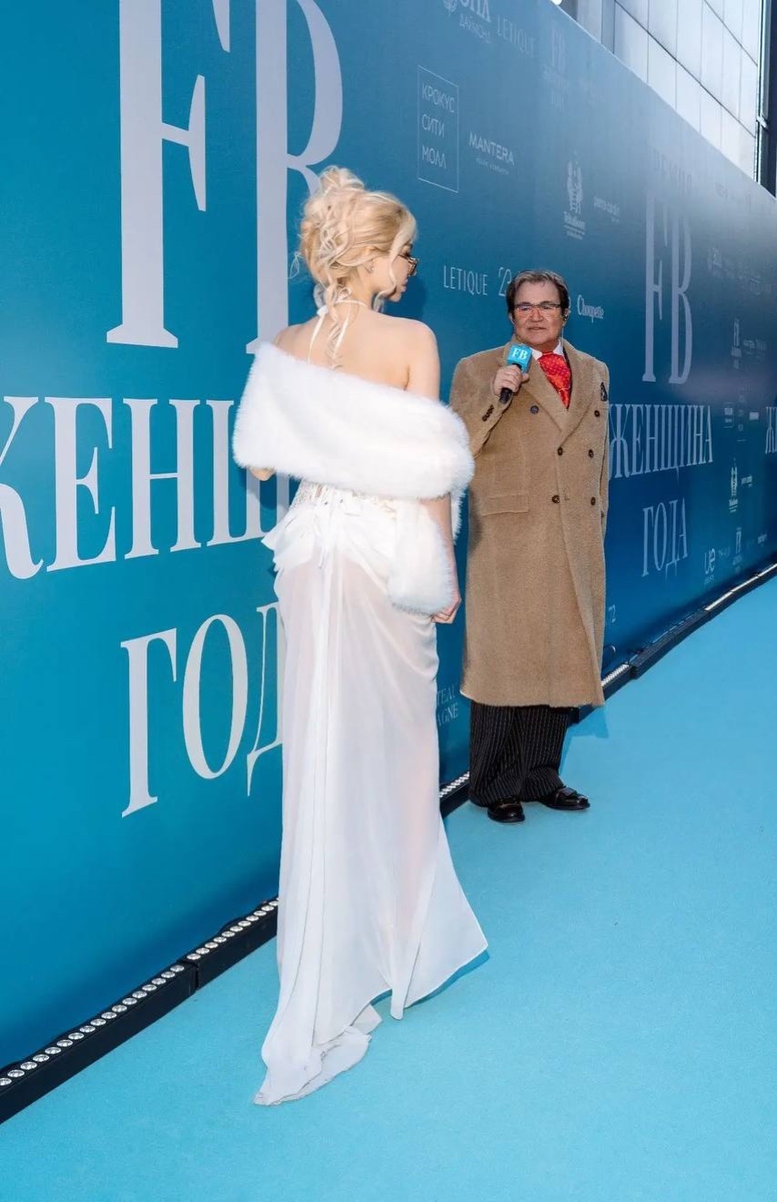 Белое сияние vs Красный перформанс: VOICE выбирает лучшие выходы на премии «Женщина года — 2026»