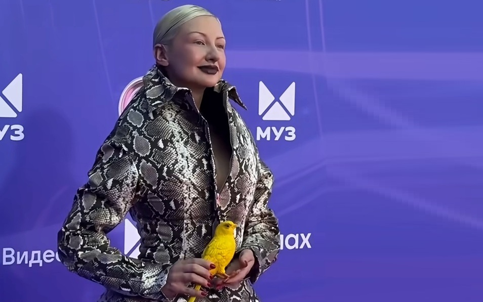 «Звериный хайп и перья: Самые эпатажные выходы звезд на красные дорожки сезона
