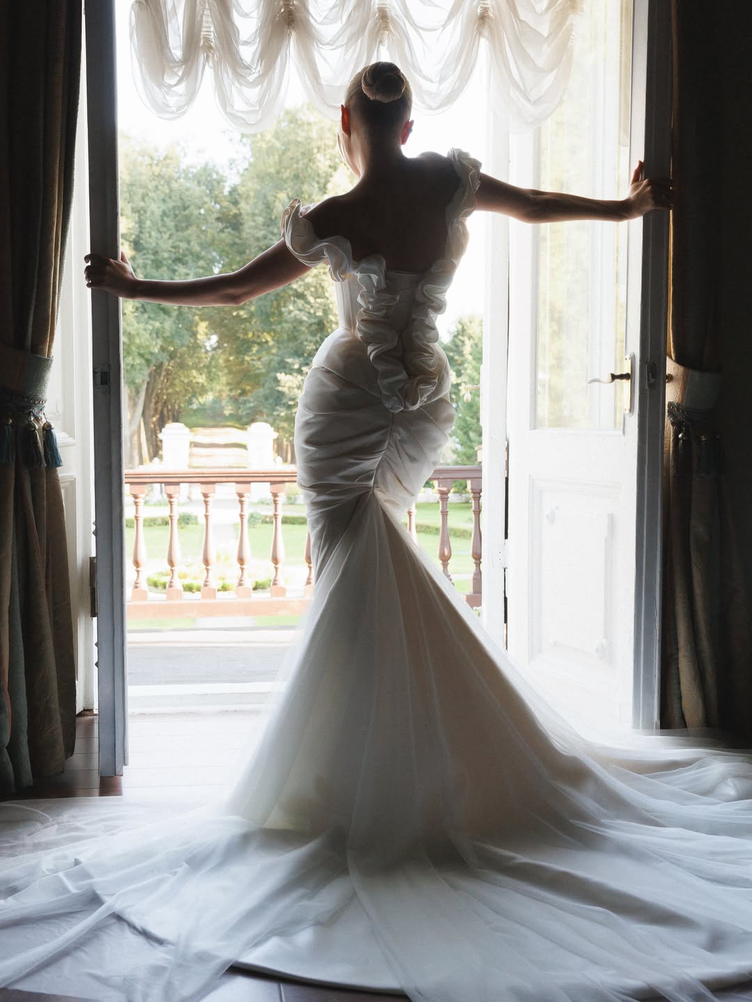 Клава Кока вышла замуж за Диму Масленникова в сливочных тонах Клава Кока вышла замуж за Диму Масленникова в сливочных тонах