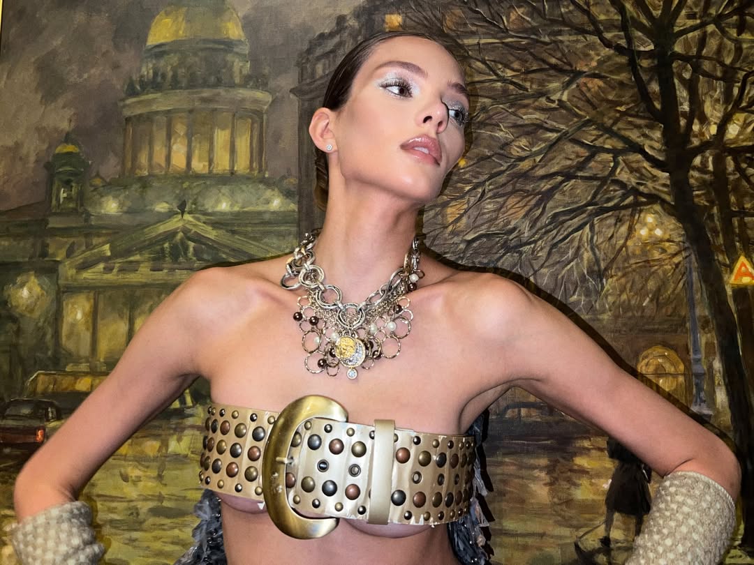 Я «могнула культурную столицу»: Алеся Кафельникова решила покорить Питер образом из ремня и колготок