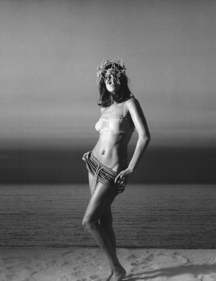 Хейли Бибер устроила фотосессию ради помощи беженцам Хейли Бибер устроила фотосессию ради помощи беженцам